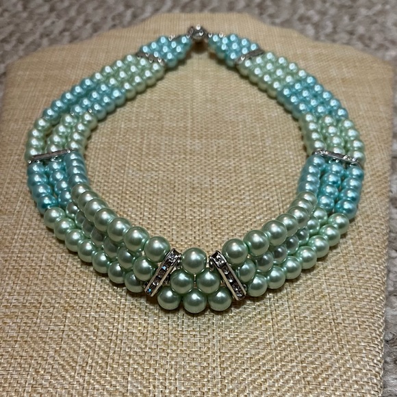 Three Row Shell Pearls Collar Necklace - Picture 6 of 6